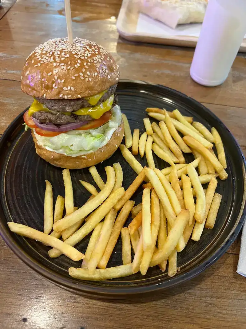 Double cheeseburger with fries / ดับเบิลชีสเบอร์เกอร์กับเฟรนช์ฟรายส์