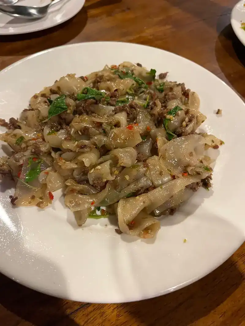 Wide rice noodles stir-fried with minced meat and chilli.