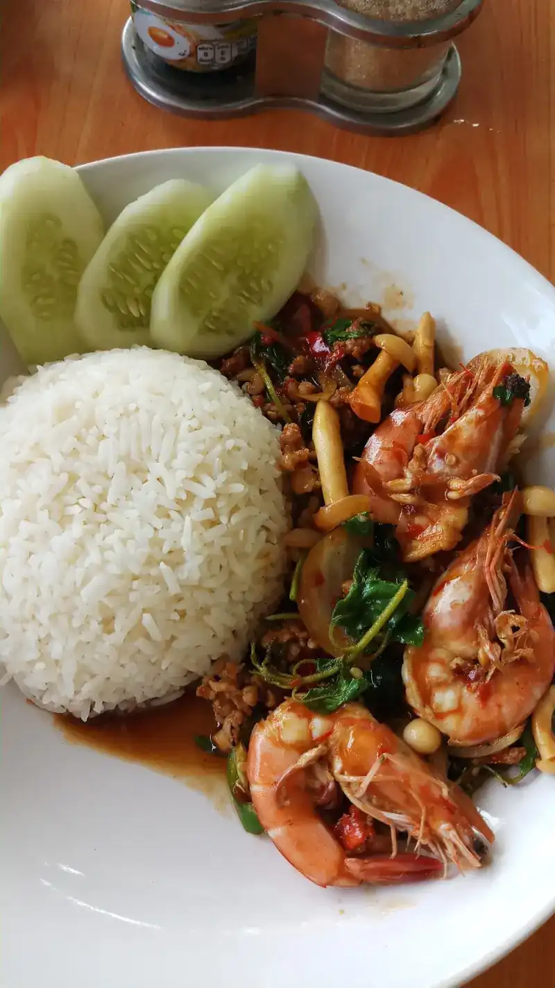 Stir-fried prawns with rice and sliced cucumber