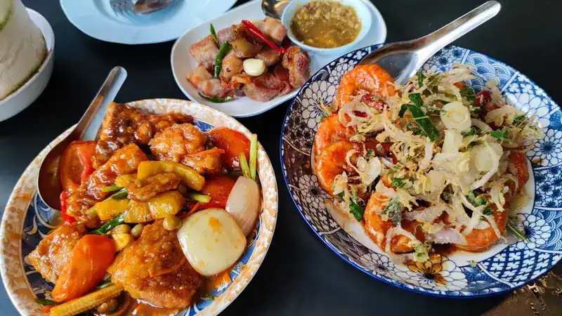 Prawns topped with crisp shallots, a sweet and sour stir-fry and sliced sausage / กุ้งโรยหอมเจียว ผัดเปรี้ยวหวาน และไส้กรอกหั่น