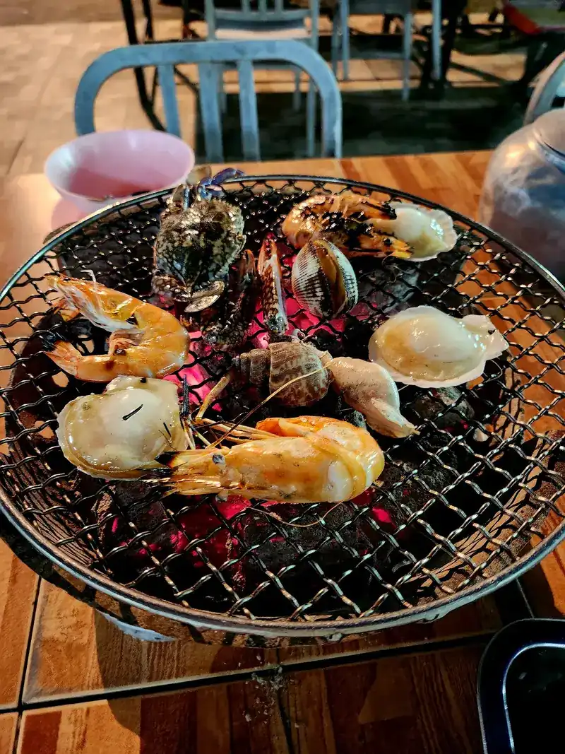 Shrimp, shellfish and crab on the round charcoal grill