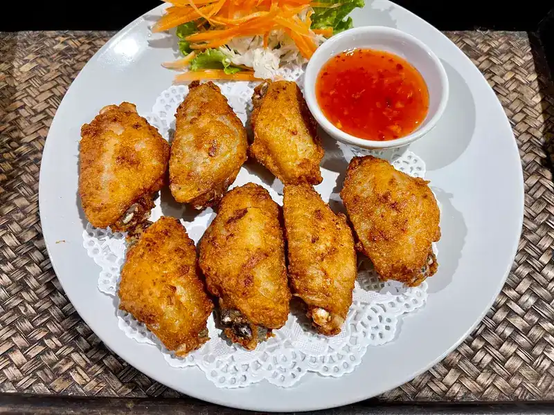 Fried chicken wings with sweet chilli sauce