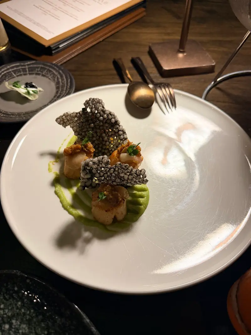 Seared scallops on a green purée with lace crisps / หอยเชลล์ย่างบนซอสสีเขียวกับแผ่นกรอบ