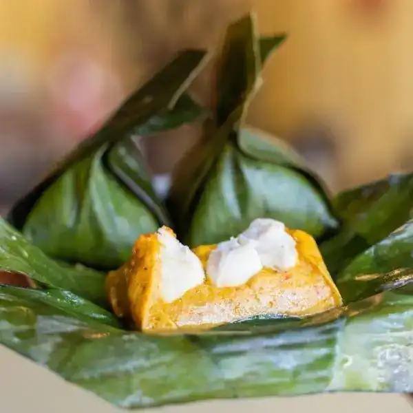 ห่อหมกเนื้อปู: steamed curry topped with crab meat in banana leaves