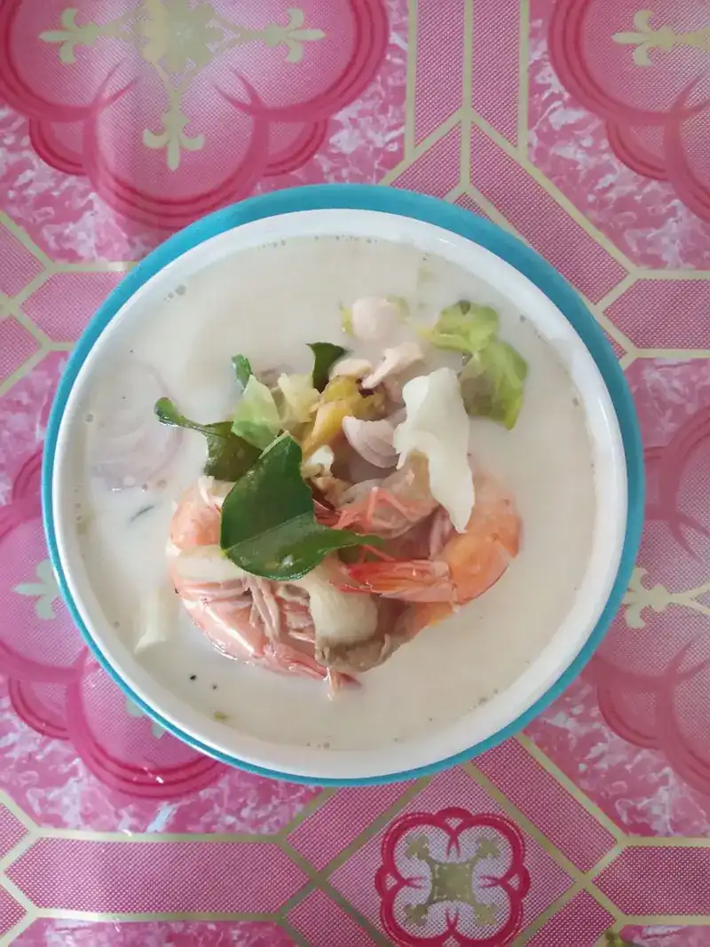 Coconut soup with prawns and kaffir lime leaf / ซุปกะทิใส่กุ้งและใบมะกรูด