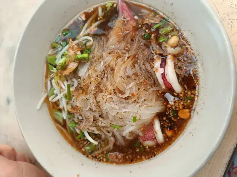 Noodle soup with squid, bean sprouts and spring onion