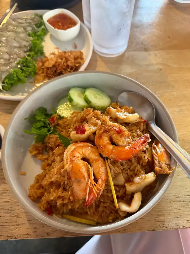 Fried rice topped with prawns and squid, with cucumber slices / ข้าวผัดโปะกุ้งและหมึก พร้อมแตงกวาฝาน