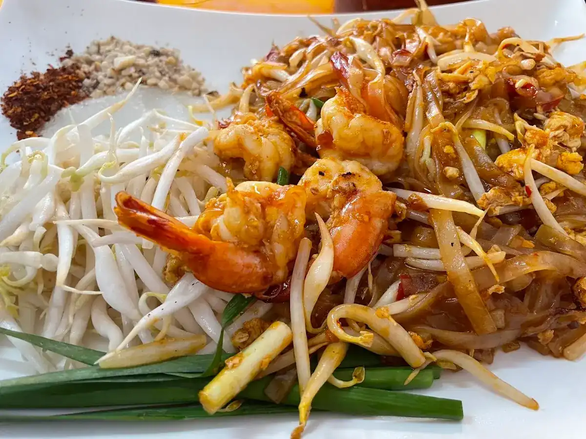 Stir-fried rice noodles with prawns, bean sprouts and crushed peanuts
