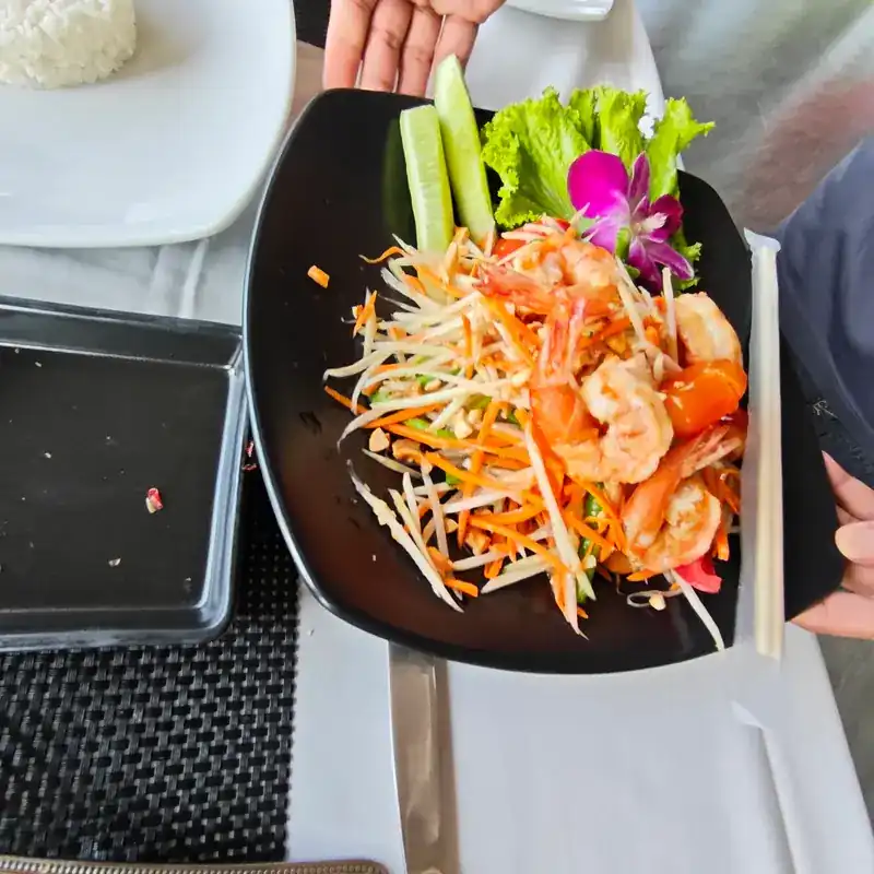 Green papaya salad with prawns / ส้มตำกุ้ง