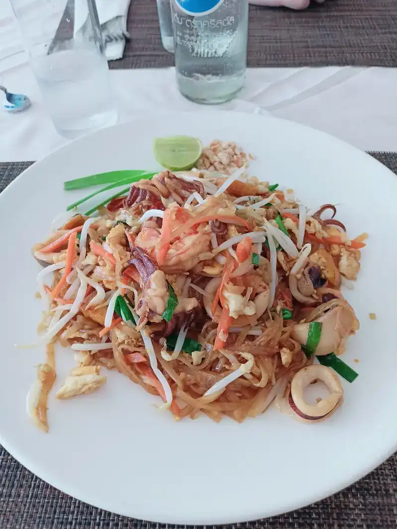 Pad thai with squid and shrimp, lime and crushed peanuts on the side / ผัดไทยทะเล มีปลาหมึกและกุ้ง เสิร์ฟพร้อมมะนาวและถั่วลิสงป่น