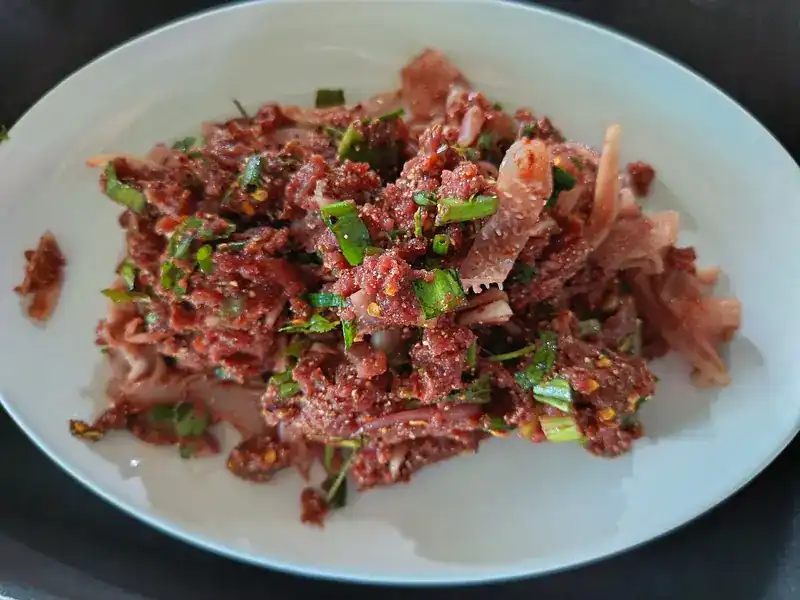 A plate of laab with herbs and spring onion / ลาบใส่ผักหอมและต้นหอม