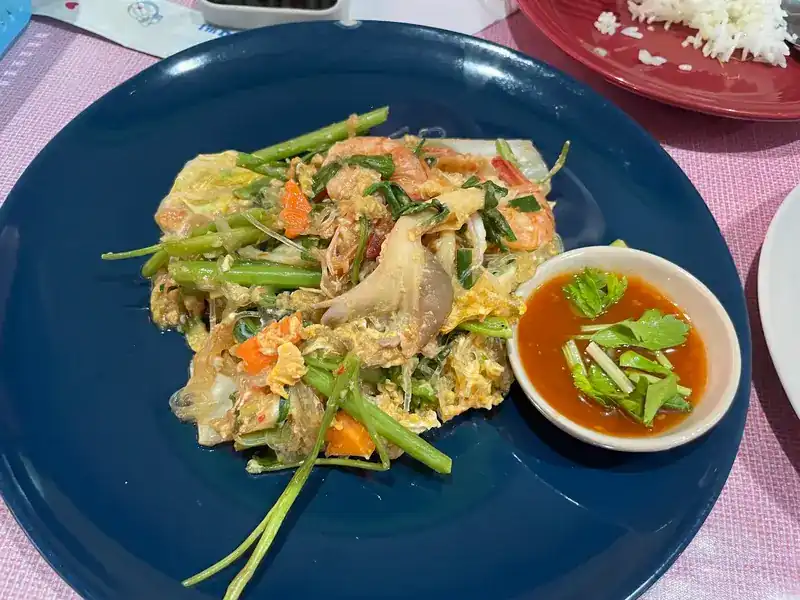 Vegetables stir-fried with egg and mushroom, with chilli sauce on the side / ผัดผักใส่ไข่และเห็ด กับน้ำจิ้มพริก