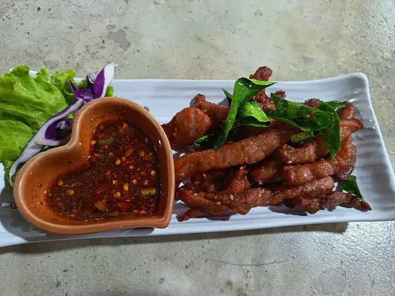 Fried pork strips with crisp leaves and a chilli dipping sauce / หมูทอดกับน้ำจิ้มแจ่ว