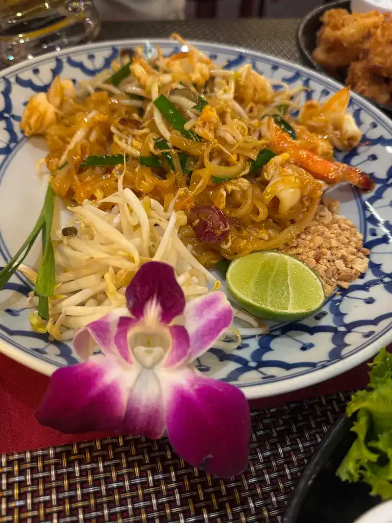 Pad thai with prawns, lime, crushed peanuts and bean sprouts