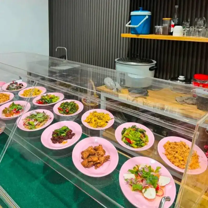 Pink plates lined up inside the clear counter