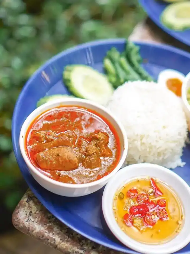 Curry with rice, boiled egg, cucumber and long beans — แกงกับข้าวสวย ไข่ต้ม แตงกวา และถั่วฝักยาว