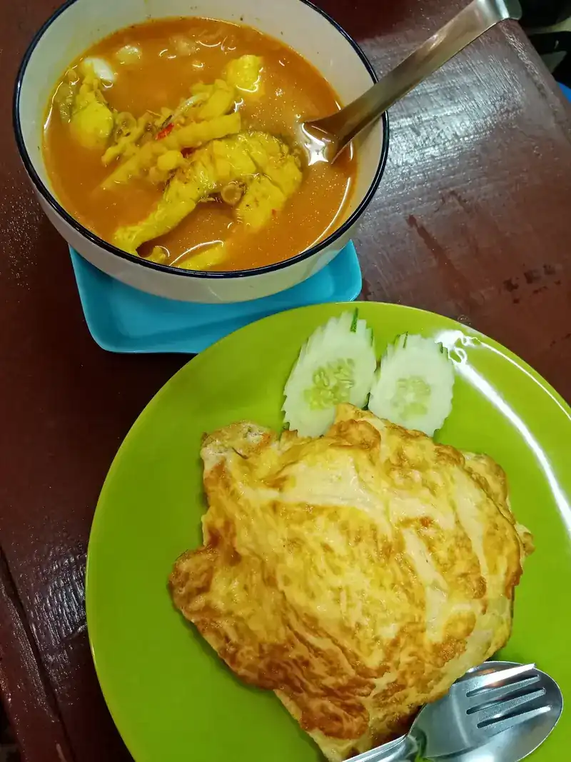 A bowl of yellow curry and a Thai omelette / แกงเหลืองหนึ่งชามกับไข่เจียว