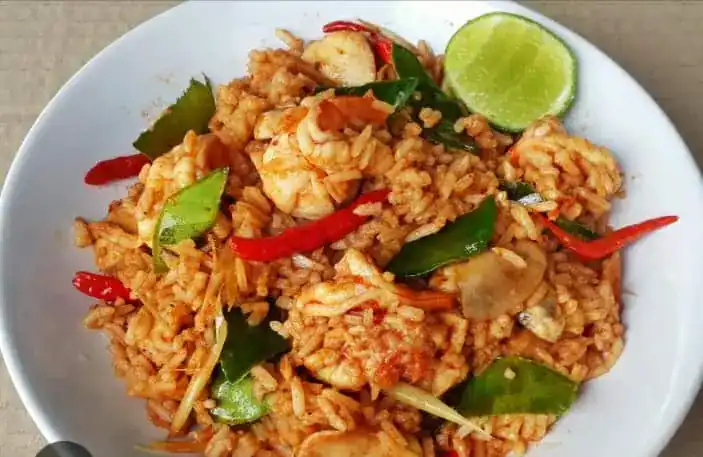 Spicy fried rice with prawns, red chilli and a wedge of lime