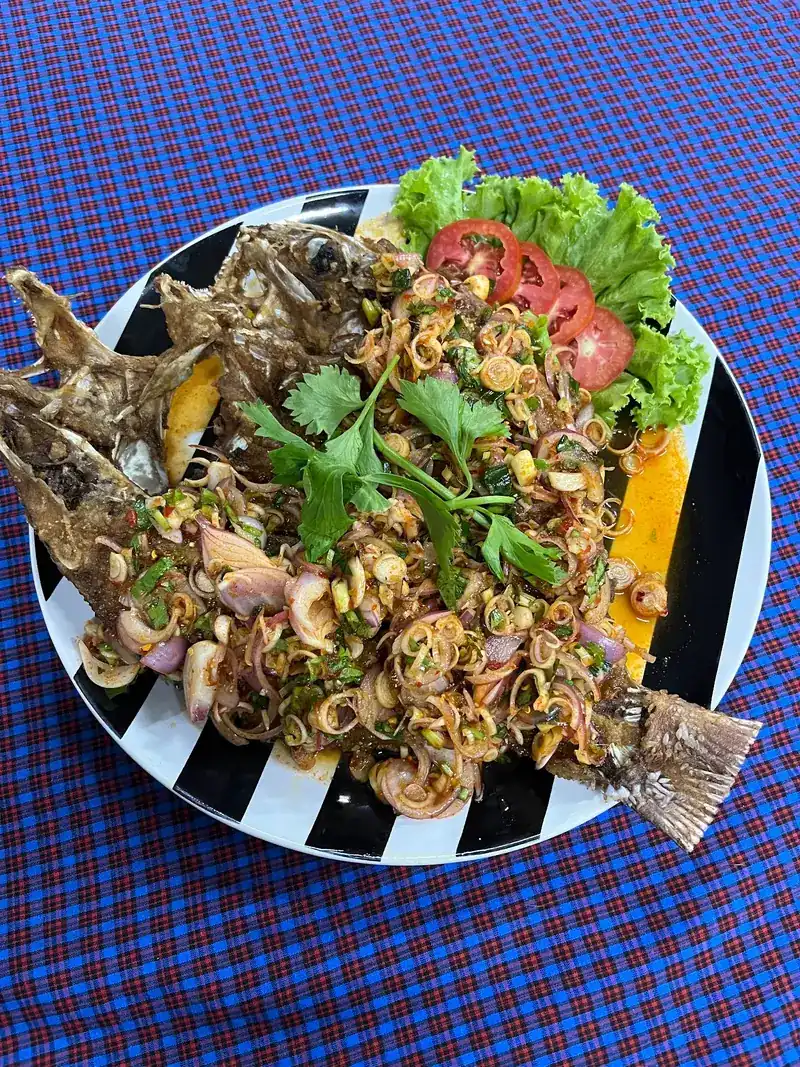 Whole fried fish topped with lemongrass, shallot and herbs / ปลาทอดทั้งตัวโรยตะไคร้ หอมแดง และสมุนไพร