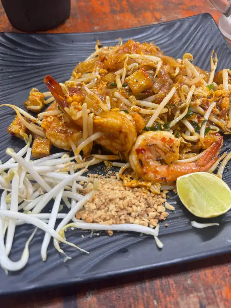 Pad thai with prawns, tofu, bean sprouts, crushed peanuts and lime