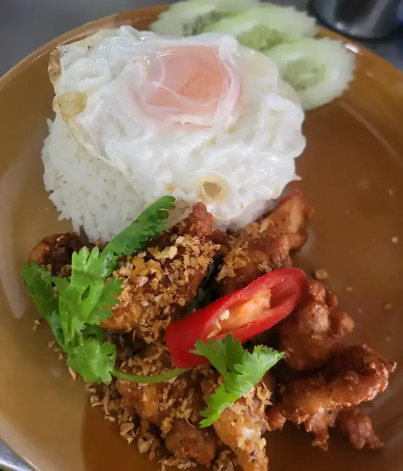 Rice with a crispy garlic stir-fry, a fried egg and fresh chilli