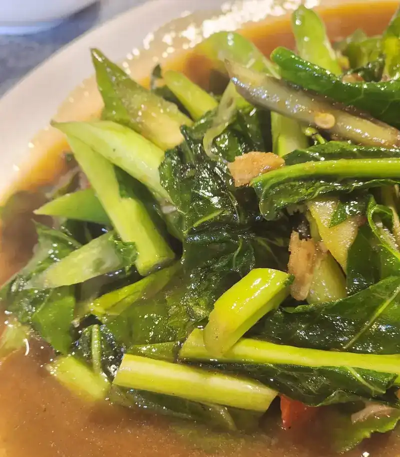 Green vegetables stir-fried in a light gravy