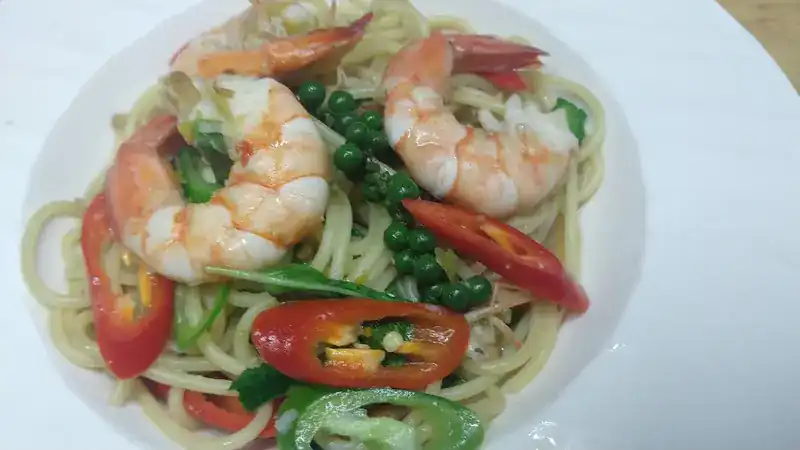 Spaghetti with shrimp, red chilli and green peppercorns