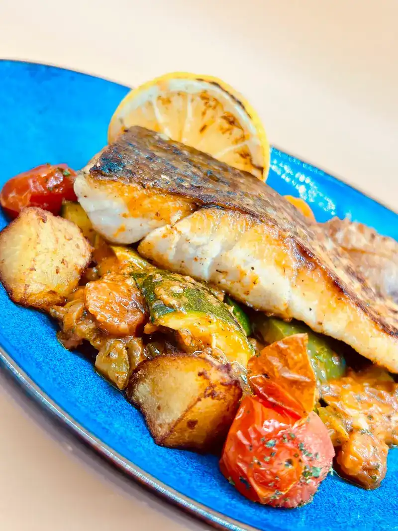 Pan-fried fish fillet on roast vegetables with grilled lemon / ปลาย่างบนผักอบ เสิร์ฟกับเลมอนย่าง