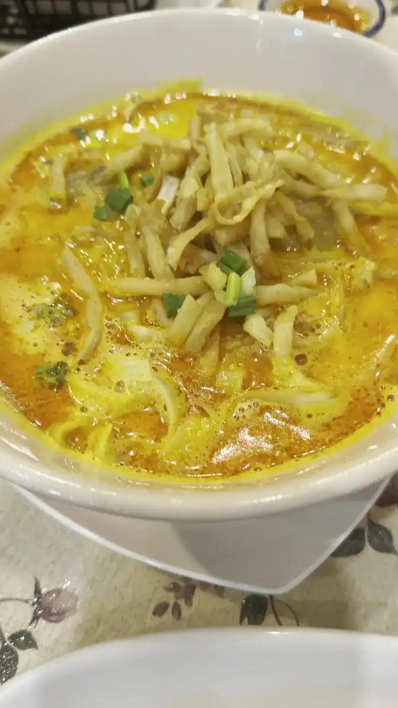 A bowl of khao soi curry noodles / ข้าวซอยหนึ่งชาม