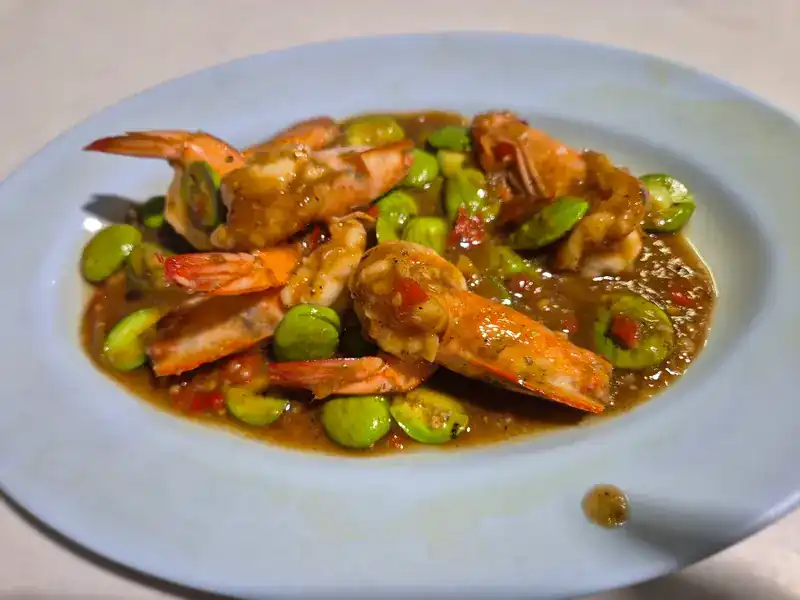 Prawns and sator beans stir-fried with shrimp paste