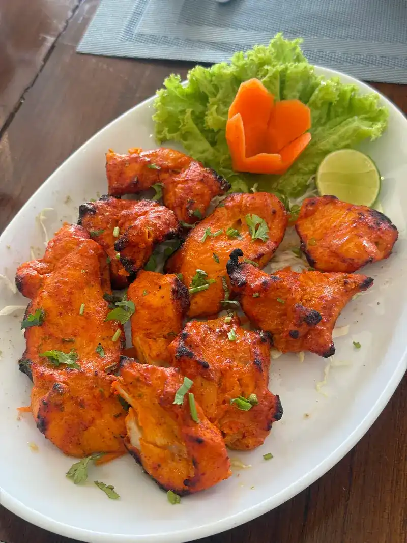 Tandoori chicken pieces with lettuce and lime