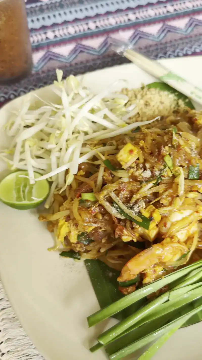 Pad thai with prawns, lime and fresh bean sprouts on the side