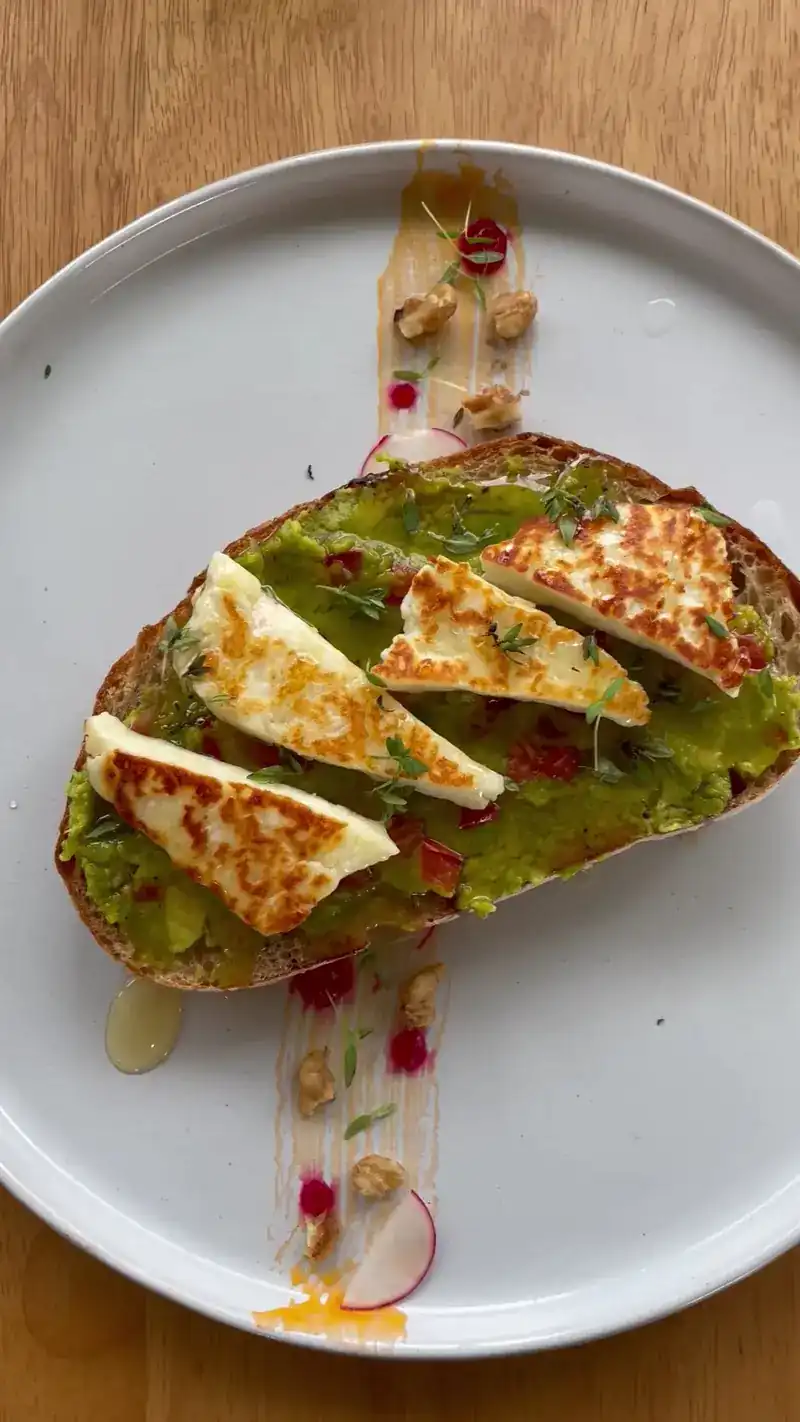 Avocado toast topped with grilled halloumi