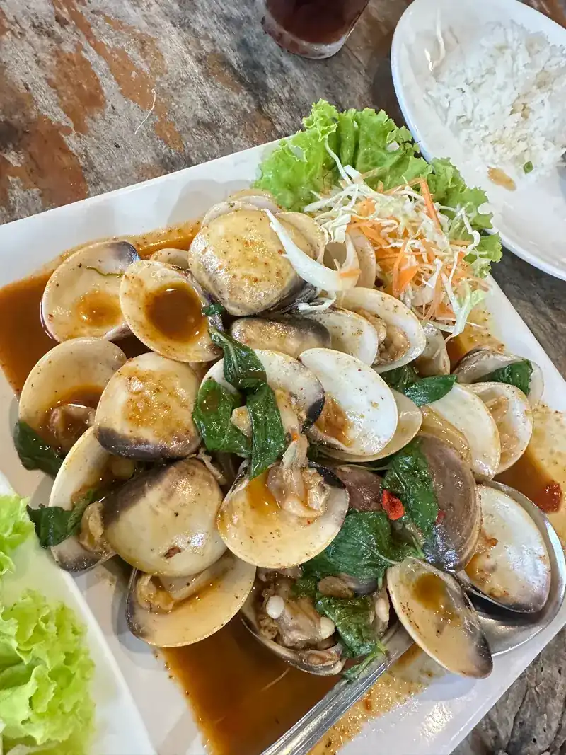 Clams stir-fried with chilli and basil leaves