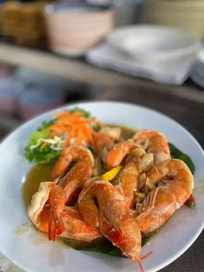 Prawns on a banana leaf / กุ้งบนใบตอง