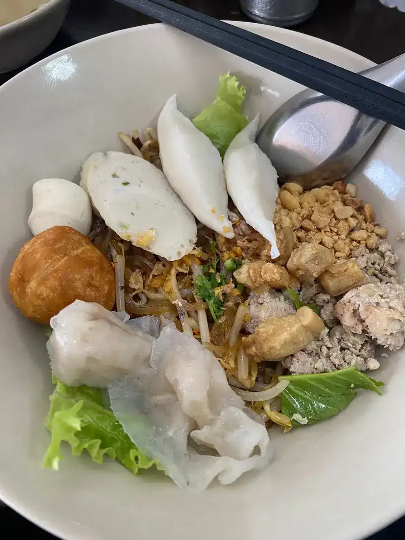 Dry noodles with fish balls, fried fish ball, peanuts and minced pork