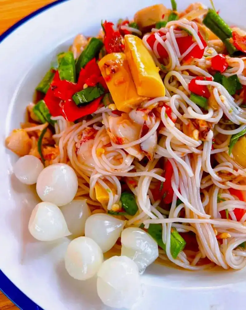 A spicy noodle salad with long beans and red chilli
