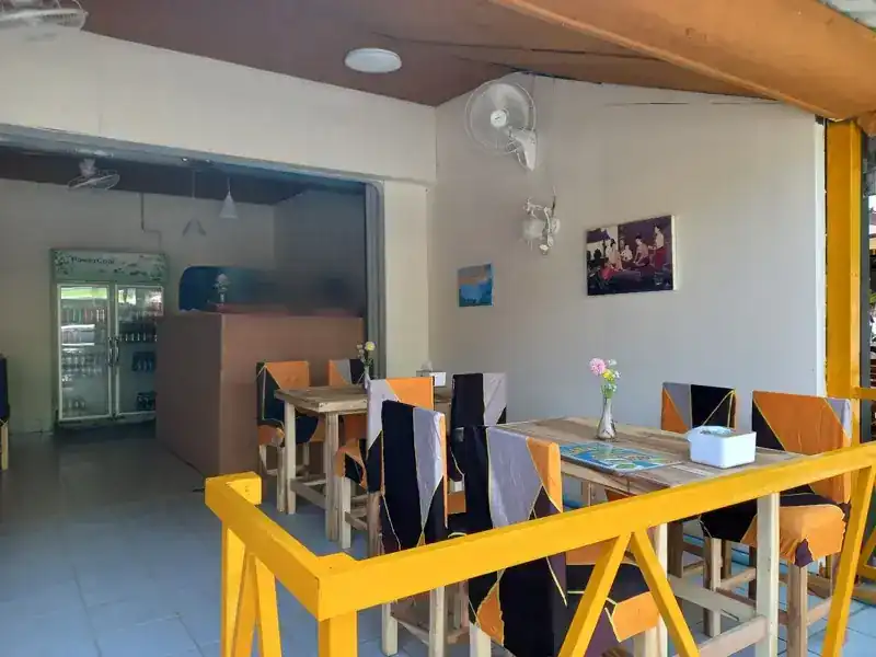 Tables behind the yellow rail in the daytime / โต๊ะหลังราวสีเหลืองในตอนกลางวัน