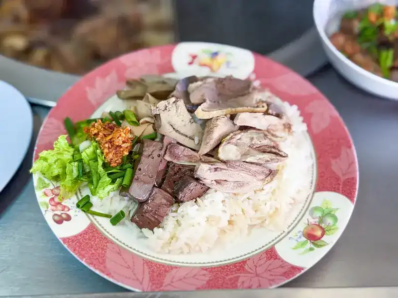 Sliced duck and offal on rice with fried garlic / ข้าวหน้าเป็ดพะโล้กับเครื่องใน โรยกระเทียมเจียว