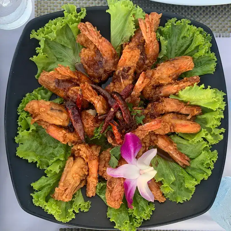 Fried prawns with dried chillies on a bed of lettuce / กุ้งทอดกับพริกแห้งบนใบผักกาด