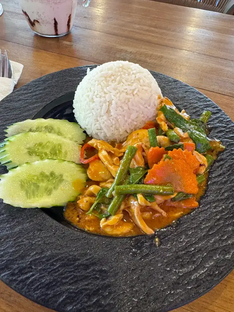 Curry with long beans and carrot beside rice and cucumber / แกงใส่ถั่วฝักยาวและแครอท กับข้าวสวยและแตงกวา