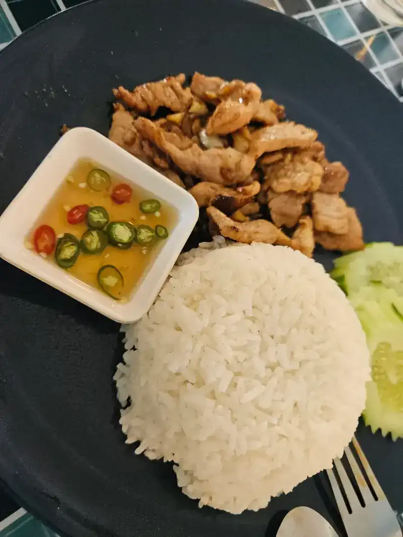 Fried pork with rice, cucumber and chillies in fish sauce