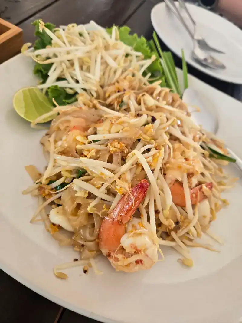 Pad Thai with prawns, bean sprouts and lime
