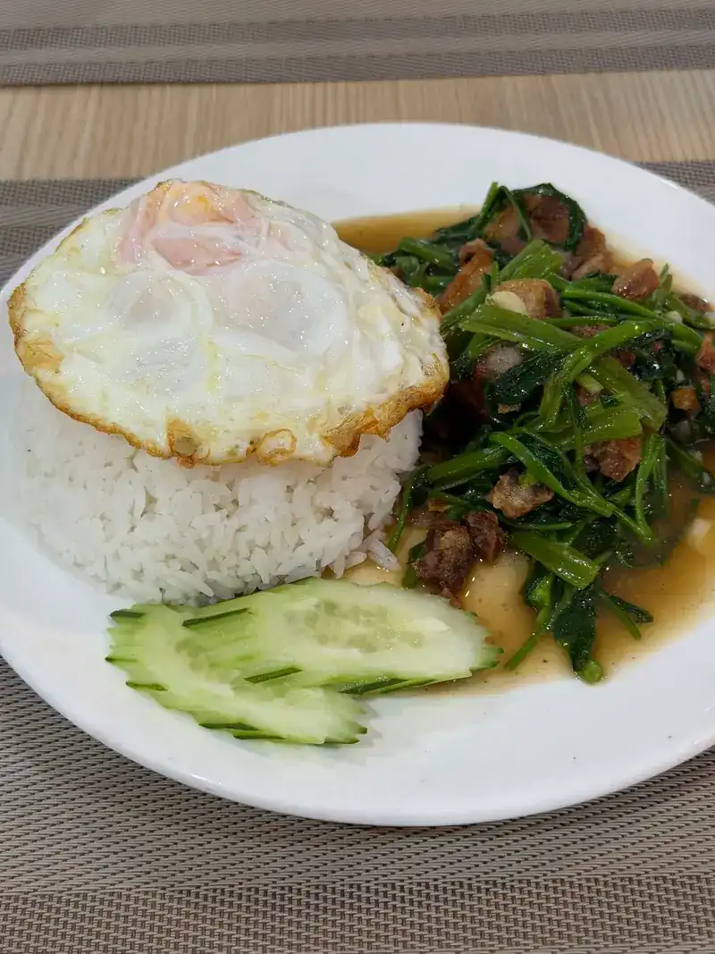 Rice with a fried egg and stir-fried greens / ข้าวสวยไข่ดาวกับผัดผัก