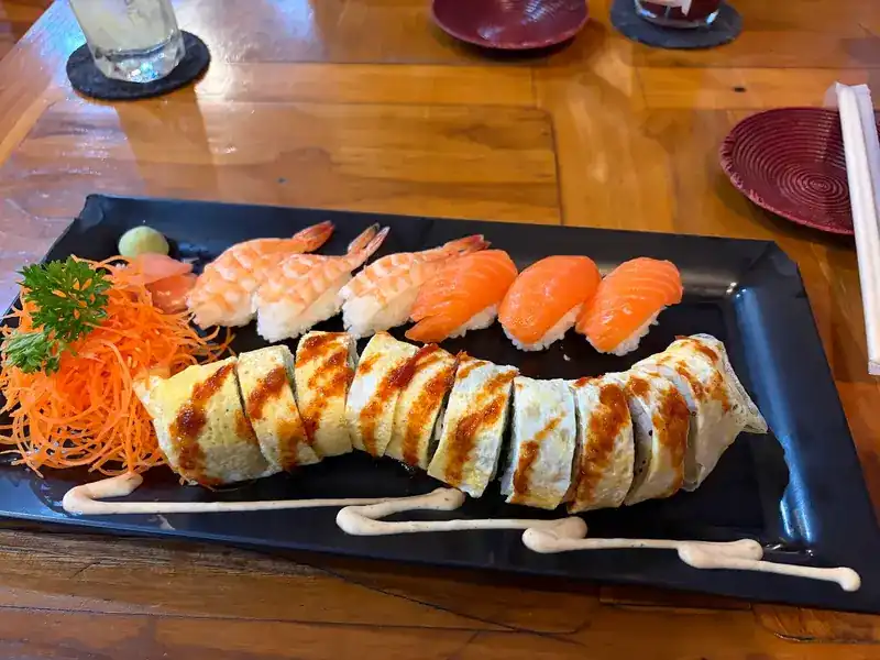Prawn and salmon nigiri with a sushi roll / ซูชิหน้ากุ้งและแซลมอนกับซูชิโรล