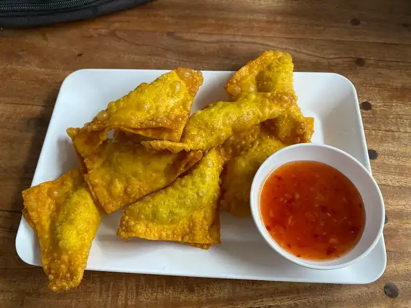 Fried dumplings with a bowl of chilli dip / เกี๊ยวทอดกับน้ำจิ้ม