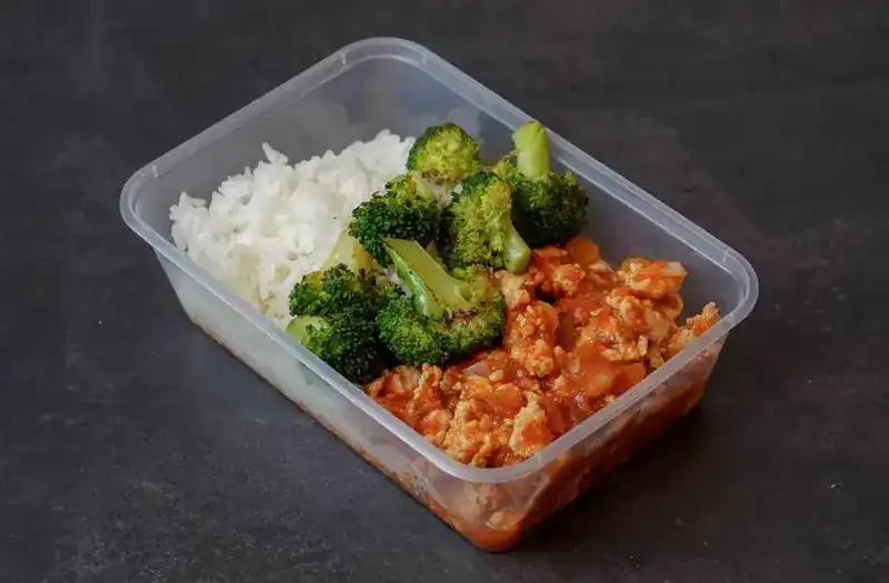 Chicken bolognese with white rice and broccoli in a meal-prep box