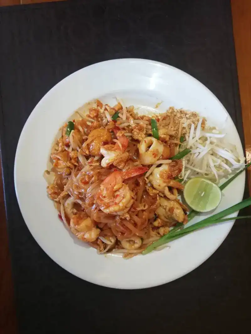Pad thai with prawns and squid, bean sprouts and lime