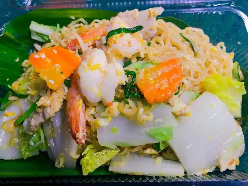 Stir-fried noodles with shrimp, cabbage and carrot, packed to take away
