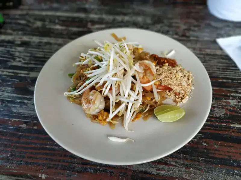 Pad thai with shrimp, bean sprouts, ground peanuts and lime / ผัดไทยกุ้ง ถั่วงอก ถั่วลิสงป่น และมะนาว